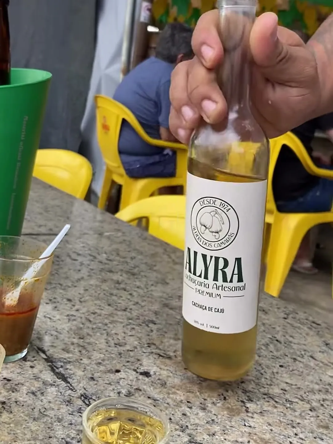 Garrafa de ALYRA no balcão do Bar do Tiba, em Aldeia