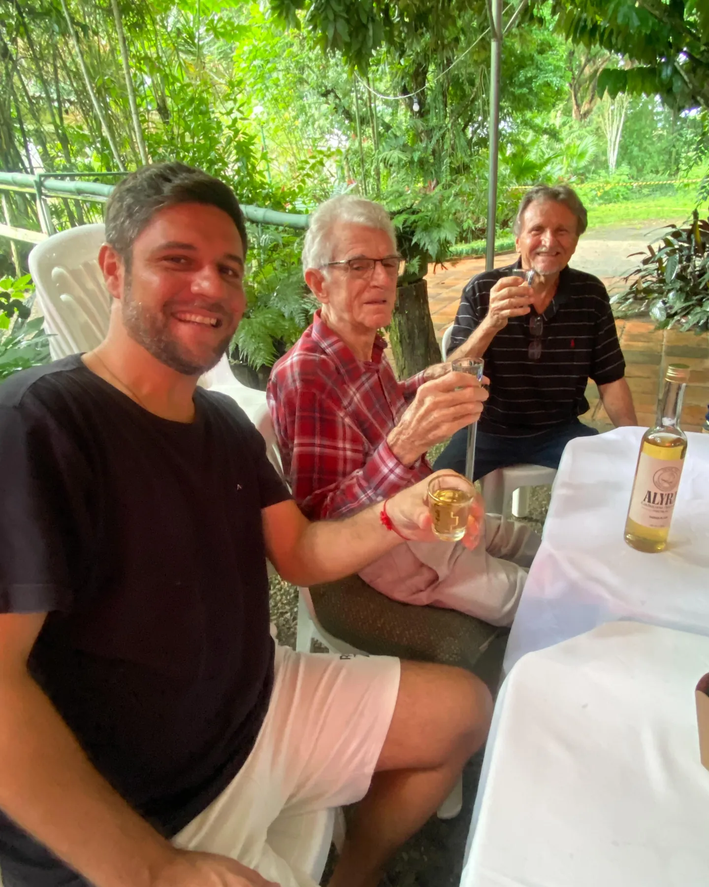 Brinde com ALYRA no jardim, à sombra das árvores, em Aldeia